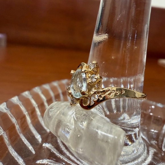 Elegant Vintage Aquamarine ring with diamond accents in 10k Gold - Picture 4 of 5